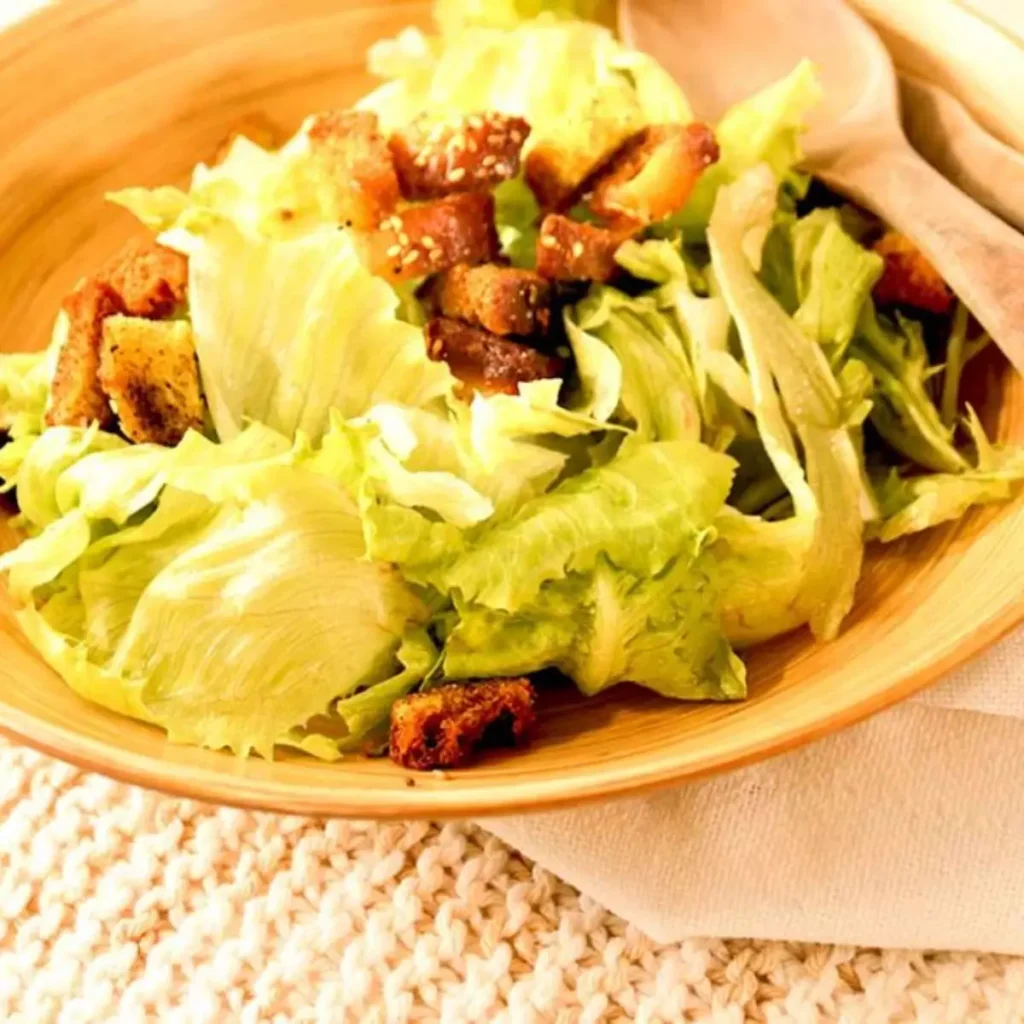 Salada fresca preparada com sobras de peru, alface, tomate e croutons de Pão de Água torrado, ideal para uma refeição leve após o Thanksgiving.